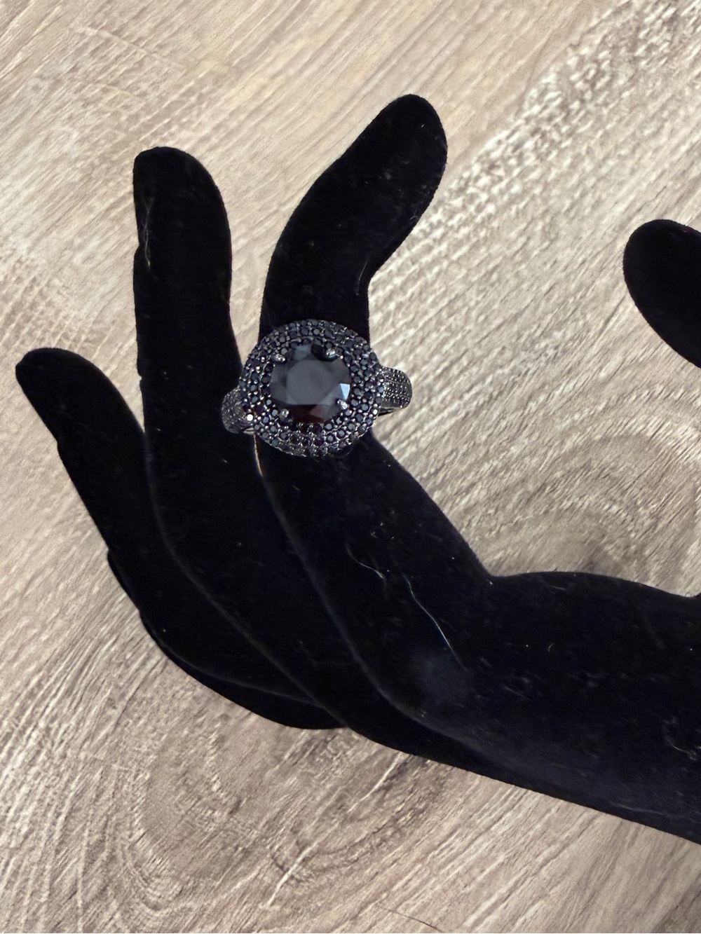 Ring Black Splinel Round Solitaire with smaller stones around Silver Size 7-NWOT